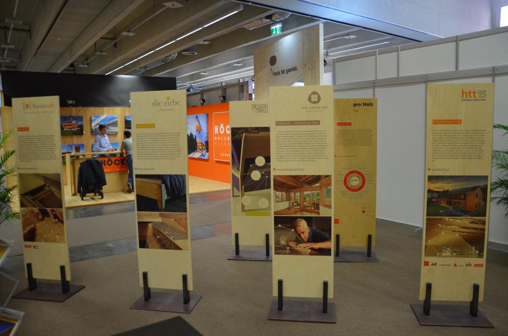 Holzfenster bei der Ausstellung 